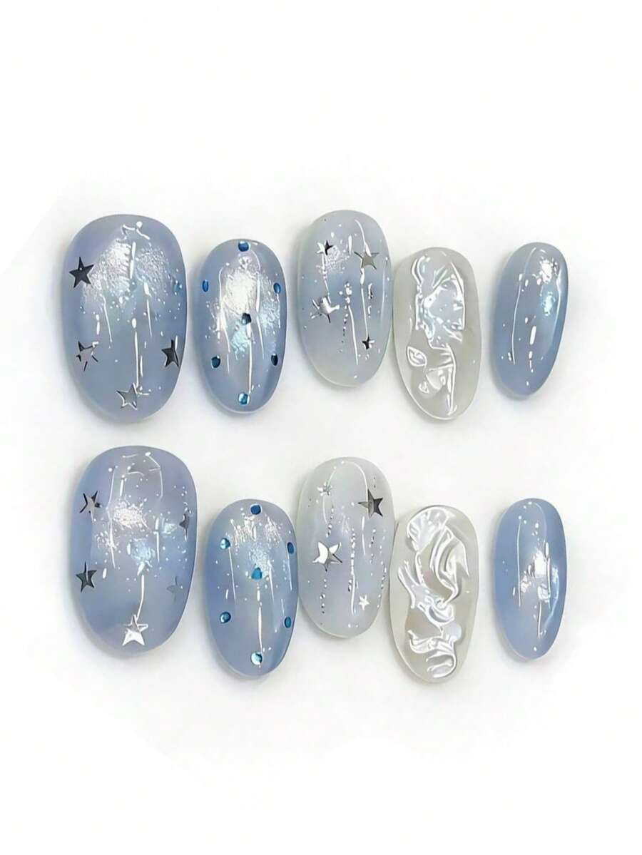 Bộ 10 món dụng cụ vẽ móng nghệ thuật vỏ sò sao trời. Bộ móng này có màu nền xanh gradient mộng mơ, kết hợp với các họa tiết ngôi sao bạc ánh kim, vệt sao chổi lấp lánh, điểm nhấn đá pha lê xanh và chi tiết vỏ sò 3D dập nổi. Lớp sơn bóng loáng tỏa sáng như bầu trời đêm đầy sao, tạo nên một không gian huyền bí, thanh lịch và độc đáo. - Màu xanh bụi bặm - Xem 1