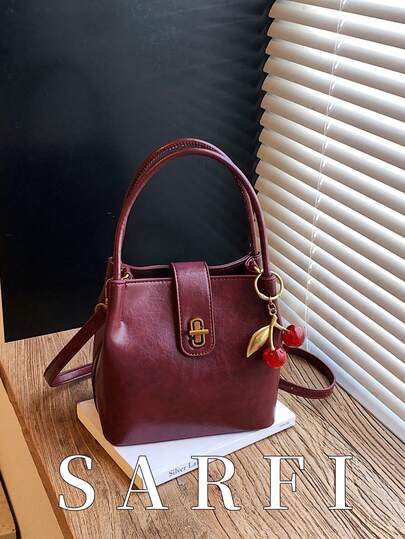 1 Item Is A Simple Yet Sophisticated Women's Handbag With A Snap-Lock Closure. It's A Stylish, Elegant, And Retro-Inspired Shoulder Bag, Suitable For Travel And Other Occasions. Made Of High-Quality, Wear-Resistant, Waterproof, And Scratch-Resistant PU Material, The Exquisite Metal Snap-Lock Closure Makes It Easy To Take Out And Put On. It's Perfect As A Gift For Friends, For Shopping, Dates, Commuting To Work, Taking Photos, Business Trips, And Leisure Travel.