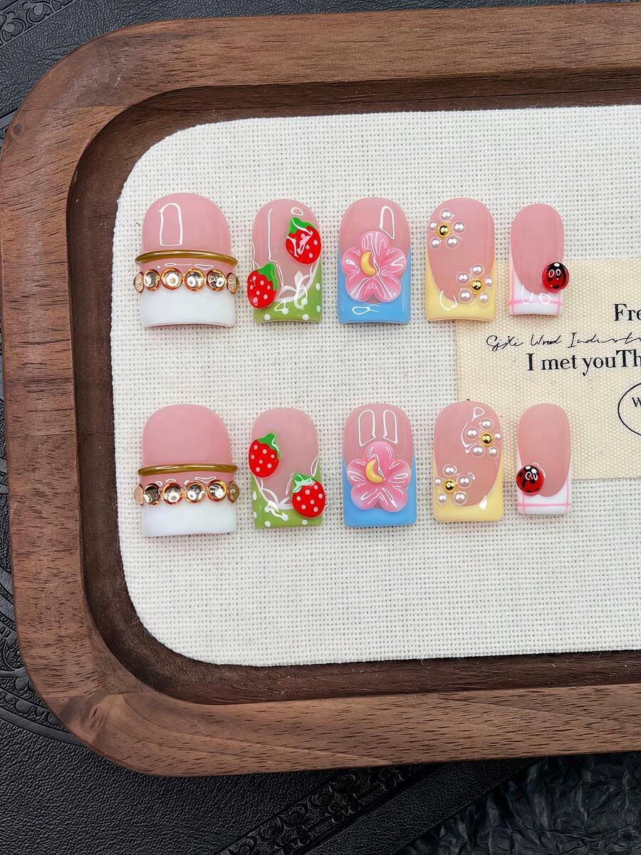 10片装Y2K风格管道形美甲贴片套装 - 手工制作，包含粉色、绿色、蓝黄法式美甲、手工3D花朵和3D瓢虫、3D草莓美甲、手工3D金戒指和3D水钻戒指装饰、手绘波点蕾丝美甲设计、白色小颗仿珍珠花朵元素装饰