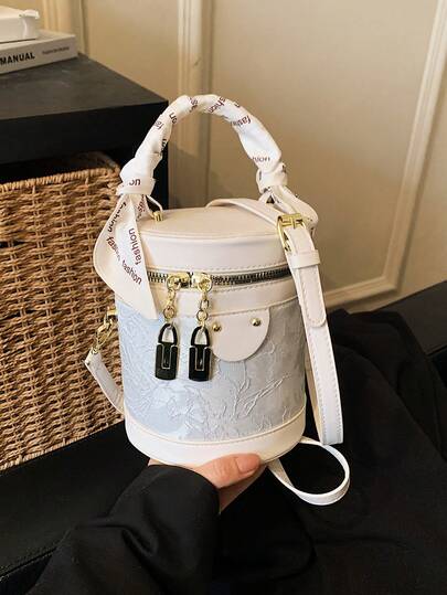 [Borsa a secchiello da portare a mano in seta] La perfetta fusione di moda e funzionalità, che emana uno stile di lusso leggero. La borsa presenta un taglio strutturato con una capienza moderata, in grado di contenere gli essenziali quotidiani come telefoni cellulari, rossetti, ciprie e chiavi, rendendola l'accompagnatrice ideale per pendolarismo, appuntamenti e shopping.