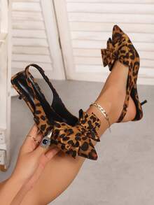 Giày sandal cao gót mũi nhọn, giày nữ mùa hè gót mỏng, thắt nơ rỗng, chất liệu da lộn, mũi kín, kiểu dáng hộp đêm. - màu nâu - Xem 5