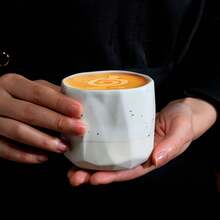 1 chiếc cốc sứ espresso với thiết kế đa giác sáng tạo, cho phép tạo nên những hình vẽ latte art sống động. - Nhiều màu - Xem 3