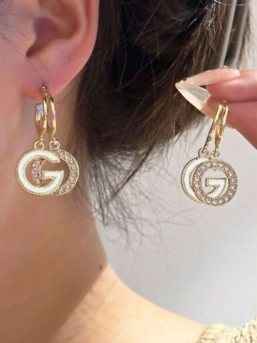 1 Đôi bông tai chữ vàng sang trọng, thanh lịch, phù hợp cho nữ giới đeo hàng ngày, dự lễ hội và tiệc tùng. - thư - Xem 1