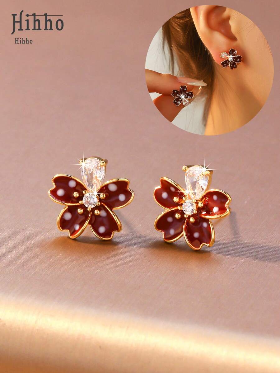 Hihho Đôi bông tai đá Zirconia chấm bi hoa anh đào sang trọng, trang sức đeo hàng ngày ngọt ngào và năng động, thiết kế hoa anh đào 5 cánh với lớp men màu đỏ tía và chấm bi trắng, điểm xuyết đá Zirconia tròn ở trung tâm và các viên đá Zirconia hình quả lê, đế màu vàng ấm áp, tỏa sáng vẻ ngọt ngào mùa xuân và nét duyên dáng nữ tính, dễ dàng phối hợp với nhiều trang phục khác nhau. - những bông hoa - Xem 1