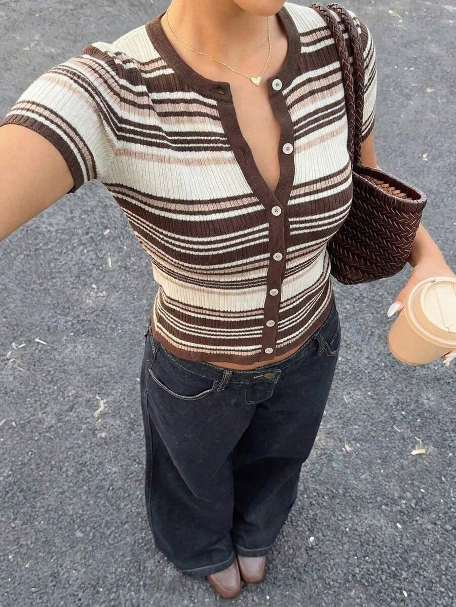 2026 女士夏季休闲度假穿搭：Y2K 风格棕色条纹撞色纽扣T恤。休闲、显瘦、百搭，适合海滩度假、郊游、通勤等各种场合。（音乐节穿搭）