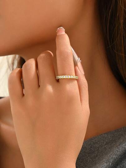 1枚奢华全锆石镶嵌戒指，创意设计个性化叠戴戒指，经典百搭配饰，适合日常、派对、婚礼等场合佩戴。