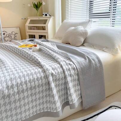 1 pieza Edredón de verano de malla de 3 capas, ropa de cama suave y transpirable para todo el año, ropa de cama ligera con relieve de calidad hotelera, decoración multifuncional para el dormitorio, regalo de vuelta a la escuela/graduación, decoración del hogar, ropa de cama de verano de lujo y cómoda, noche acogedora de San Valentín, ropa de cama ligera de primavera, edredón de lujo lavable a máquina, relleno esponjoso, estilo de colección de hotel, tela suave, ropa de cama de fácil cuidado, vida diaria, artículo esencial del hogar