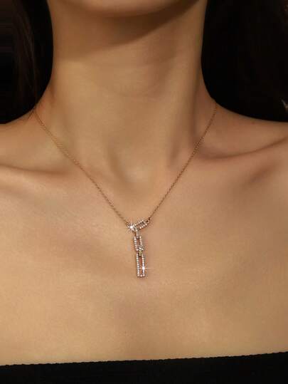 1件简约优雅时尚几何吊坠项链，镶嵌闪亮立方氧化锆，适合日常佩戴、派对、婚礼、生日等场合。