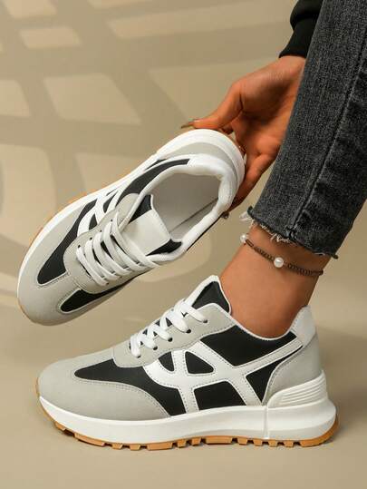 Giày thể thao nữ nhẹ, bền, màu trắng, họa tiết sọc hình học, phối nhiều mảnh, cổ thấp, buộc dây, đế dày, phong cách retro, màu xám và trắng, chất liệu da lộn tổng hợp, thích hợp cho tập thể dục, trượt ván, tennis, bóng rổ.