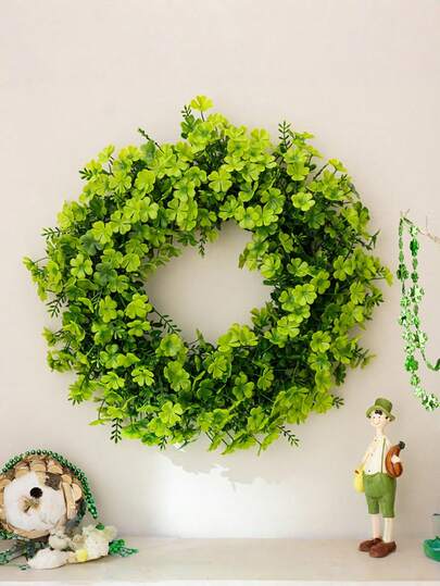 1 chiếc vòng hoa trang trí ngày lễ Thánh Patrick, vòng hoa lá xanh trang trí lối vào nhà.