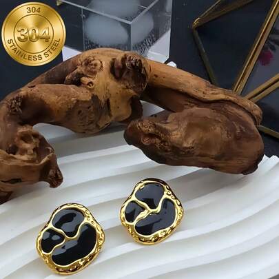 一款奢华复古水滴形黑色耳钉，采用不对称设计。适合工作通勤、购物或优雅的晚间活动，例如晚宴、艺术展览和咖啡馆。