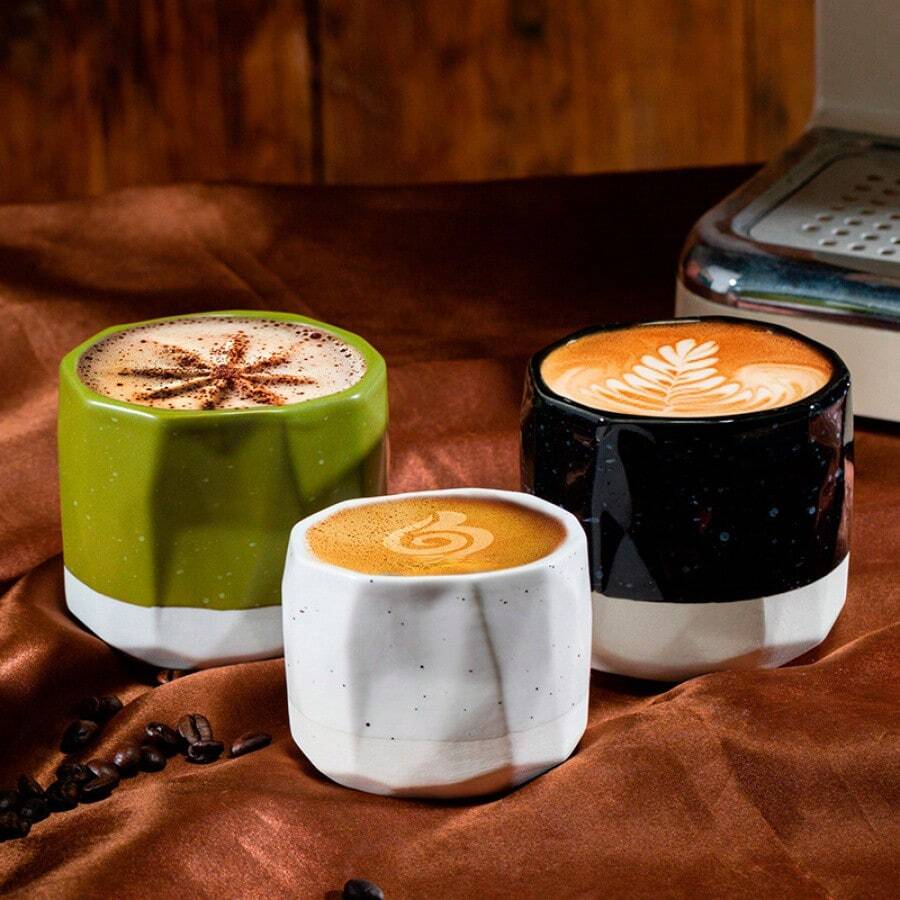 1 chiếc cốc sứ espresso với thiết kế đa giác sáng tạo, cho phép tạo nên những hình vẽ latte art sống động. - Nhiều màu - Xem 1