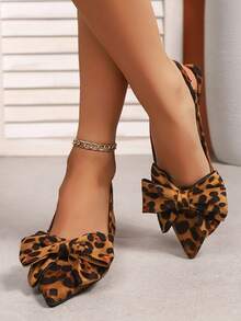 Giày sandal cao gót mũi nhọn, giày nữ mùa hè gót mỏng, thắt nơ rỗng, chất liệu da lộn, mũi kín, kiểu dáng hộp đêm. - màu nâu - Xem 3