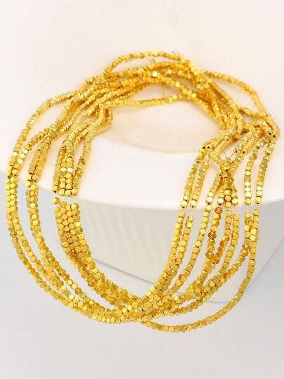 Một món phụ kiện tự làm như vòng tay, vòng cổ hoặc bông tai được làm từ hạt đá hematit hình vuông 2mm, ngăn cách bởi các hạt đệm, tỏa sáng nhờ chất liệu thủ công.