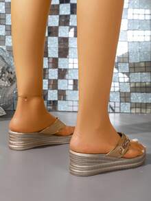 Sandalias de media tira con hebilla de metal texturizado y tira entre los dedos, tacón bajo, ligeras y versátiles para el hogar, compras y múltiples ocasiones - Dorado - Ver 9