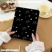 纯黑背景上，简洁可爱的白色猫咪轮廓，搭配小鱼、粉色波点和螺旋线条，柔和、可爱又俏皮，充满治愈感和童趣，宛如一只躲在夜色中的小猫。三折亚克力透明保护套，带笔槽，高清透明，防震耐用。 - 彩色 - 查看 3