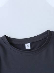 这款专为男童设计的休闲套装包含一件时尚的深灰色T恤和配套裤子。上衣和裤子都印有字母、耳机和拉面等趣味图案，是每个小男孩的完美之选。 - 深灰色 - 查看 6
