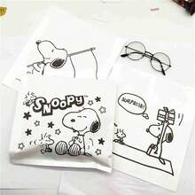 SNOOPY 2026新款花生漫画史努比卡通纸袋套装（2个/套）！融合日韩风格和欧美设计，可爱的狗狗涂鸦搭配趣味英文印花，外观高档。采用优质牛皮纸制成，坚固耐用，可用作礼品袋或配件袋。 - 彩色 - 查看 1