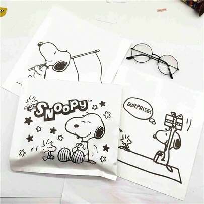  2 Stück/Set 2026 Neue Peanuts Snoopy Cartoon Papiertüten Set! Kombination aus japanischem/koreanischem Stil und europäisch/amerikanischem Design, niedlicher Hund Gekritzel mit fröhlichem Englisch Aufdruck, hochwertiges Aussehen. Hergestellt aus Premium Kraftpapier, stabil und langanhaltend, kann als Geschenktüte oder Zubehörtasche verwendet werden