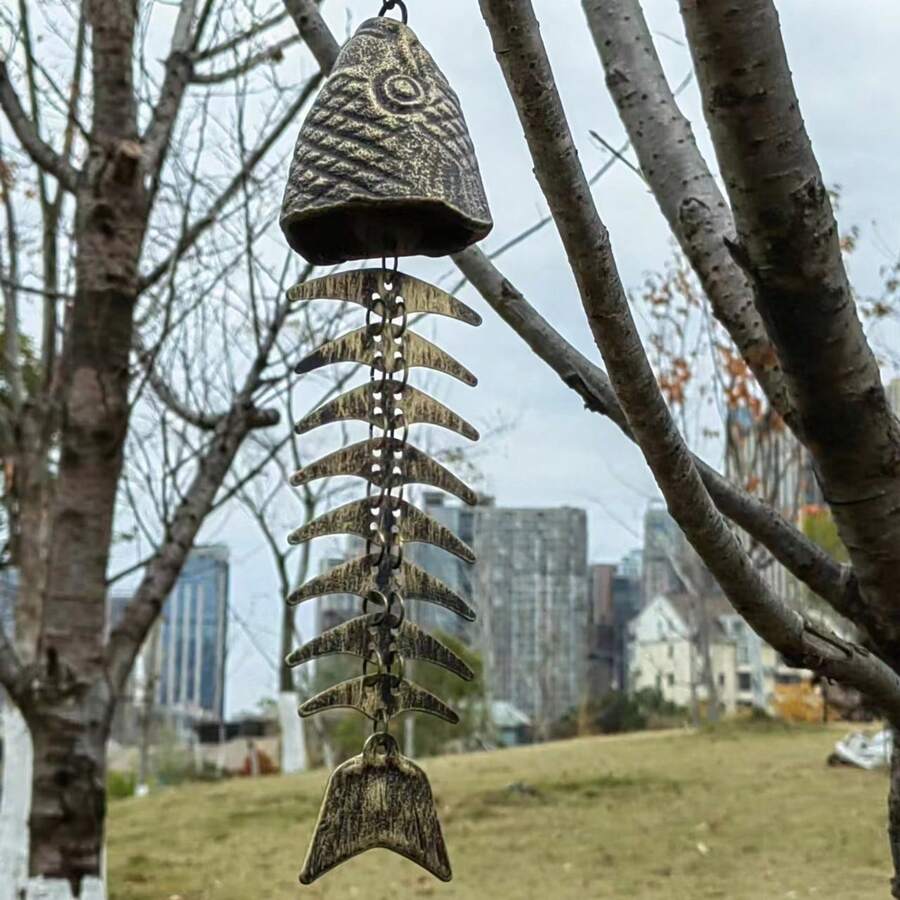 1个鱼形风铃，鱼骨造型，铸铁复古金属材质，青铜色，户外悬挂装饰，发出舒缓旋律，适用于露台、门廊、花园、阳台、庭院、海滩别墅，是送给钓鱼爱好者的理想乔迁、生日、节日礼物。