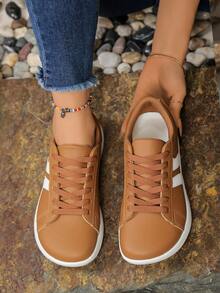 Zapatos deportivos minimalistas de ancho amplio para mujer de talla grande, con parte superior de cuero y decoración de rayas laterales, diseño de cordones delanteros tipo descalzo, adecuados para actividades al aire libre - Marrón - Ver 1