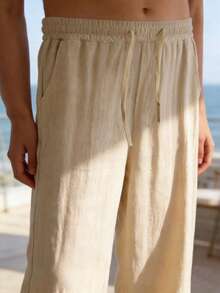 男士沙滩度假亚麻混纺长裤：透气轻盈，休闲百搭，采用米色/灰白色面料，弹性抽绳腰带，侧边口袋，宽松阔腿版型。是春夏海滩度假和海边休闲漫步的理想之选。 - 杏色 - 查看 7