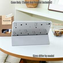 纯黑背景上，简洁可爱的白色猫咪轮廓，搭配小鱼、粉色波点和螺旋线条，柔和、可爱又俏皮，充满治愈感和童趣，宛如一只躲在夜色中的小猫。三折亚克力透明保护套，带笔槽，高清透明，防震耐用。 - 彩色 - 查看 8