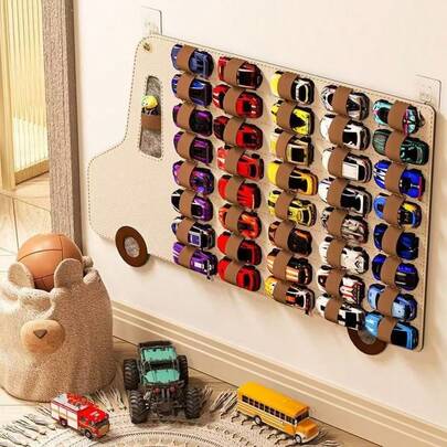 Suporte de parede para exibição de carrinhos de brinquedo em liga metálica, com fundo listrado bege com estampa de carros de corrida, design suspenso, economiza espaço, decoração vertical de parede, fácil instalação, garagem de tecido, decoração divertida, acessórios para carros de corrida, ornamentos decorativos, design interessante, armazenamento de brinquedos, organizador de porta, organização de ambientes, decoração para casa