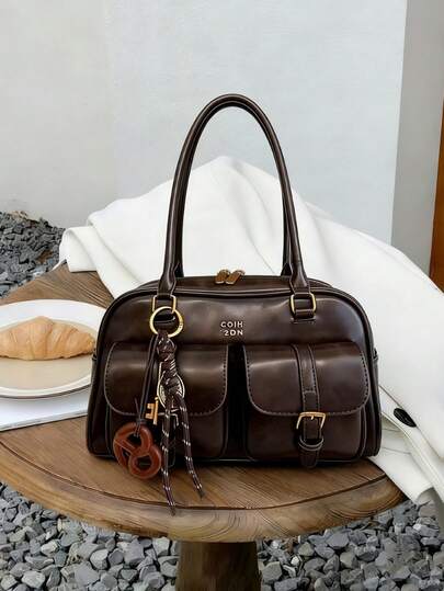 Questa borsa alla moda e classica in colore unito, realizzata in materiale PU impermeabile, presenta un design grafico con lettere, con molteplici tasche, una forma a conchiglia e due manici. Può essere portata come borsa a spalla o sotto braccio ed è dotata di un ciondolo decorativo. L'interno può contenere necessità quotidiane come rossetto, chiavi e cosmetici. È molto adatta per viaggi, shopping, lavoro, feste, appuntamenti e celebrazioni di Capodanno. Questa è una borsa in stile giapponese retrò per le donne.