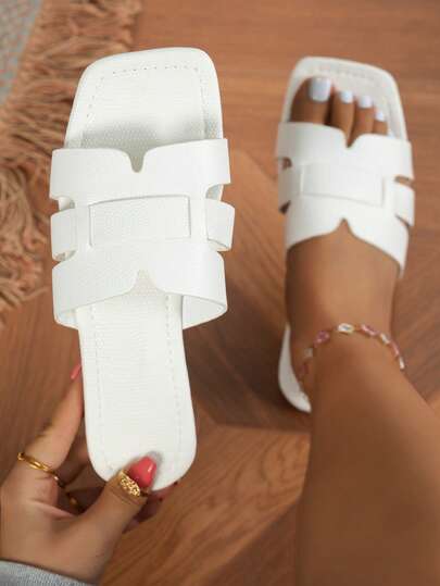 1 双女士个性化镂空 H 形装饰荔枝纹理人造革防滑耐磨方头宽带平底低跟复古休闲拖鞋，适合夏季海滩度假、欧美街头出行、周末购物约会、泳池派对、日常通勤等场合。