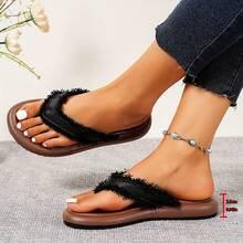 Sandalias planas de verano de una sola pieza para mujer - El tamaño es ligeramente grande, sandalias de punta abierta hechas de material suave de PU y tela, decoradas con flecos. La parte superior presenta encaje y detalles decorativos, combinados con una suela de goma para un ajuste perfecto. Adecuado para vacaciones, actividades al aire libre, uso doméstico, fiestas de cóctel y eventos diarios al aire libre. Sandalias de playa de estilo marrón de punta abierta. Corre un poco pequeño. - Negro - Ver 9