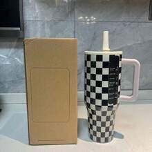HYDRO-JUG, 40OZ, Black And White Check Pattern, High Appearance Level Insulated Cup With Handle And Straw. A Great Gift Choice For Girlfriends And Couples. 40OZ Large Capacity Can Meet All Your Drinking Needs Throughout The Day. It Comes With A Built-In Straw, Allowing You To Drink Without Getting Lipstick On Your Mouth. It's More Convenient For Daily Use By Women. The Stainless Steel Vacuum Layer Keeps The Temperature Locked For A Long Time, Suitable For Both Cold And Hot Drinks. It's Suitable For Commuting, Shopping, And Dates. The Black And White Check Pattern Print Is Unique And Eye-Catching, With An Outstanding Appearance. It's Suitable For Both Couples And Girlfriends. It's A Great Gift Choice For Valentine's Day, 520, And Anniversary, Fashionable And Practical, Highly Praised Minimalist Water Bottle. - Lưới đen trắng - Xem 3