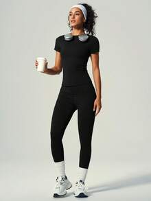 UONNOU 女士运动塑身套装，2件套，包含一件短袖T恤和一条塑身裤。运动套装，圆领短袖T恤，收腰提臀，搭配提臀塑形裤，可内搭或外穿，面料柔软舒适。塑身裤适合户外运动、瑜伽、健身、跑步、日常休闲穿着，时尚运动风。 - 黑色 - 查看 7