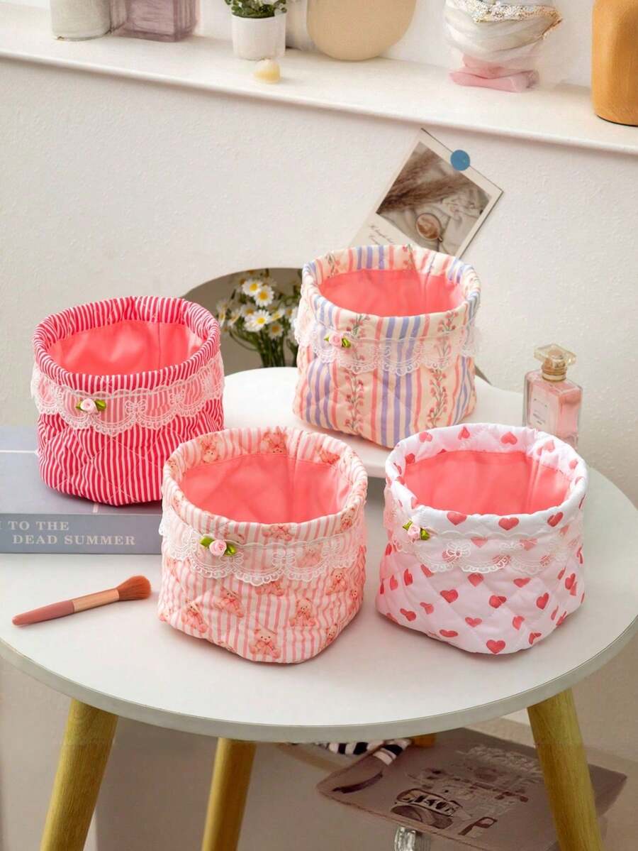 一款大容量花卉绗缝收纳篮，饰有蕾丝花边。多功能收纳篮，可存放化妆品、珠宝、数据线、文件、笔、杂物和硬币。适用于家居、浴室、客厅和卧室。是春夏度假、伴娘礼物、返校礼物以及送给女性朋友的理想之选。 - 彩色 - 查看 1