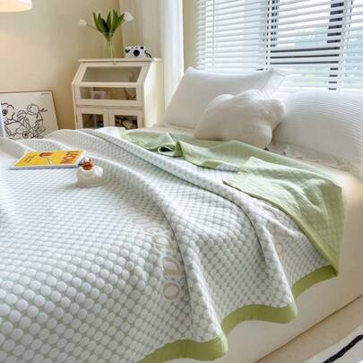 一件装三层网眼针织夏季被，柔软透气，四季皆宜，轻盈压纹酒店级床上用品，多功能卧室装饰，返校/毕业礼物，家居装饰，舒适奢华的夏季床上用品，温馨情人节之夜，轻盈春季床上用品，可机洗的豪华被子，蓬松填充，酒店系列风格，柔软面料，易于打理，日常生活必备。