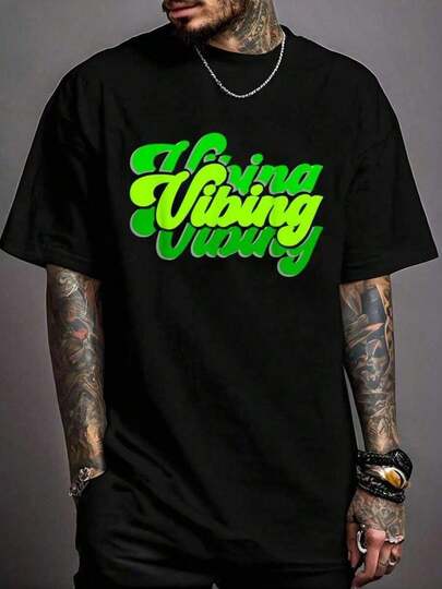 Camiseta Gráfica Verde para Hombre - Estampado Verde Neón sobre Negro, Una Pieza Atrevida Perfecta para Uso Diario y Fiestas, Letras Verde Lima Vibrantes, Corte Formal, Camiseta Elegante para Hombre con Gráfico Verde Neón, Ajuste Cómodo, Cuello Redondo, Mangas Cortas para Uso Casual.