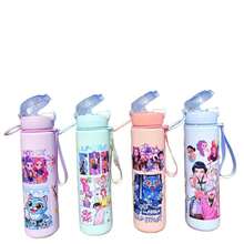 Hasbro Juego de botellas de agua deportivas con patrón de dibujos animados lindos de fanáticos de K-POP - Con pajita - Adecuado para merchandising de fans, hidratación diaria y regalos de cumpleaños de fans de K-POP - Multicolor - Ver 8