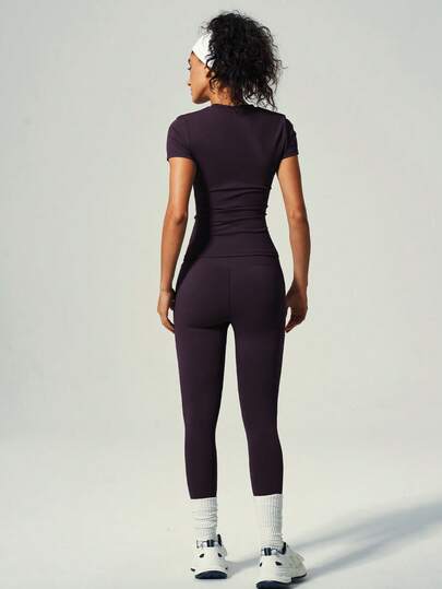 UONNOU Conjunto de 2 piezas de ropa deportiva para mujer para primavera/verano/otoño que incluye camiseta de manga corta y pantalón largo. Camiseta deportiva de cuello redondo, manga corta, que afina la cintura y controla el abdomen. Pantalón largo que levanta las caderas y da forma a las piernas, se puede usar por dentro o por fuera. Tela suave y cómoda contra la piel. Pantalón largo deportivo adecuado para deportes al aire libre, yoga, gimnasio, correr, uso casual diario, con estilo deportivo.