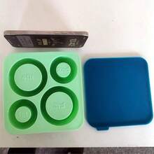 1个带盖硅胶冰格，适用于20盎司、30盎司、40盎司的杯子，可重复使用，4格圆柱形冰模，杯子配件。兼容返校系列。 - 彩色 - 查看 9