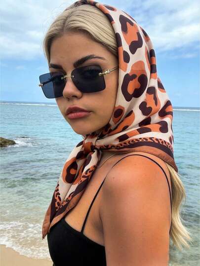 1 Piece Women' S Leopard Print 70cm Four-Season All-Purpose Bandana, Headscarf, Bohemian-Style Silk Scarf. Can Be Used Daily As A Bandana, Hair Band, Or Headband To Effortlessly Elevate Your Overall Look.