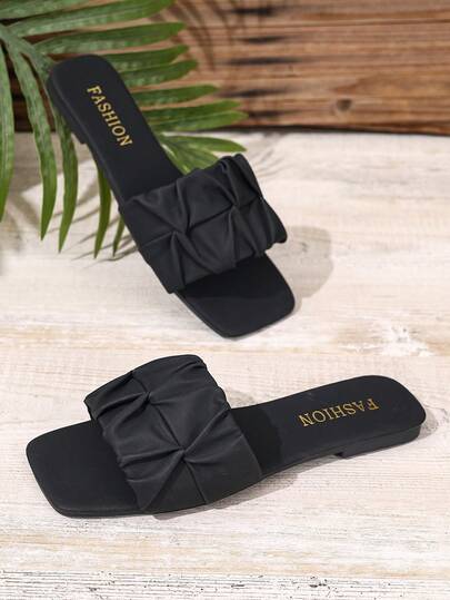 1双女士夏季时尚加大码宽版褶皱趾环休闲多功能户外沙滩拖鞋，纯黑色平底凉鞋