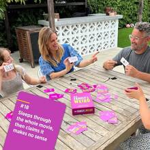 Gia đình chúng ta thật kỳ quặc, một trò chơi bài gia đình, tuyệt vời cho nhóm đông người, đêm chơi game gia đình và là món quà bỏ vào giỏ quà Phục Sinh. - Nhiều màu - Xem 7