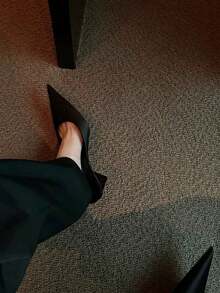 女士尖头凉鞋 - 舒适低跟，夏季PU鞋面和橡胶鞋底，百搭黑色休闲正装鞋款，厚底设计，优雅轮廓，耐穿轻便，适合办公室穿着，猫跟，母亲节礼物 - 黑色 - 查看 4