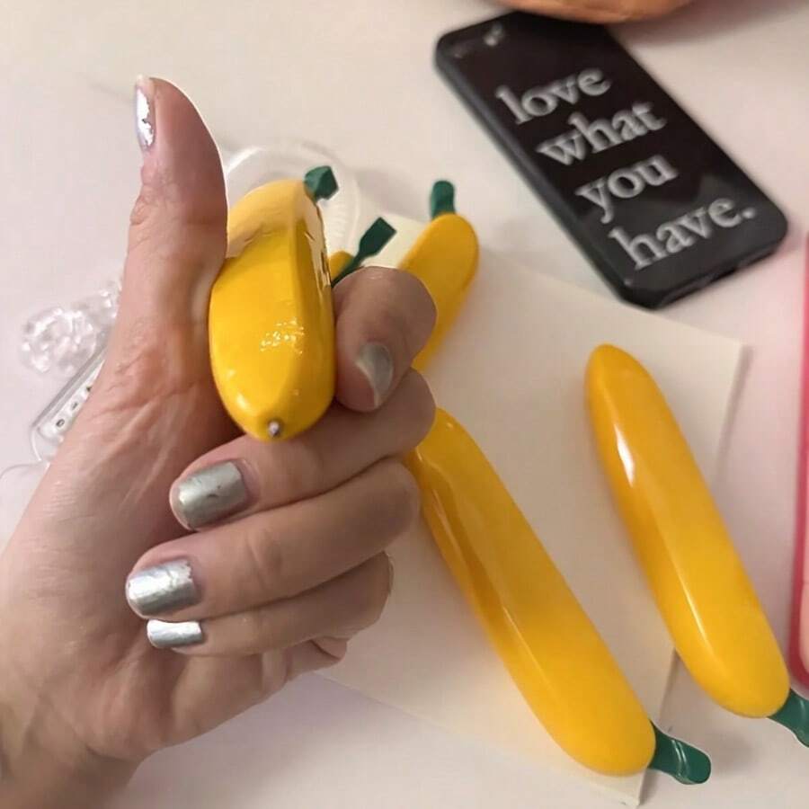 1支趣味香蕉造型圆珠笔 - 独特逼真的按压式设计，书写流畅，符合人体工学的握笔设计 - 趣味书写用品