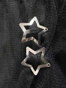 Y2K 爪夹发夹，均码！灵感源自明星，这款 Y2K 风格发夹完美融合复古元素与现代时尚，打造独特造型。百搭设计，适合所有发质，无论是马尾辫、丸子头还是披肩发。实用爪夹可牢固固定头发，不易滑落。是提升女性时尚感的必备单品。夏季、假日、旅行必备。 - 銀色 - 查看 7