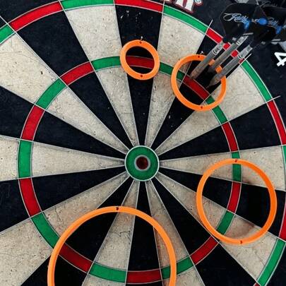 4个飞镖练习环，瞄准辅助工具，靶环，练习环，兼容大多数飞镖靶，易于安装的训练辅助工具，提高准确性和瞄准能力，适用于家庭、酒吧、比赛、初学者和专业人士，耐用的飞镖靶靶圈。