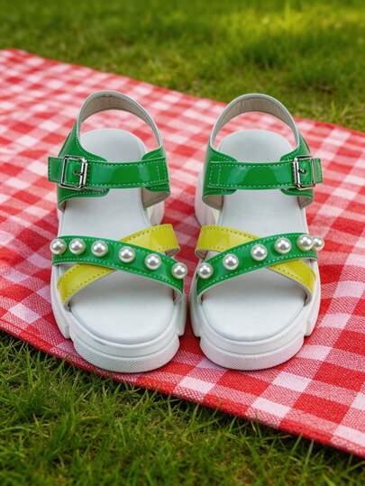 Dép xăng đan điều chỉnh được cho bé gái từ 3-12 tuổi, giày đế bằng hở mũi mùa hè phối màu vàng xanh, trang trí ngọc trai, quai dán, đế dày chống trơn trượt.