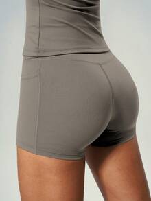 UONNOU 两件套短袖运动服，侧边口袋，腰部收紧短裤，适合瑜伽、运动、日常穿着，四季皆宜。 - 灰色 - 查看 5