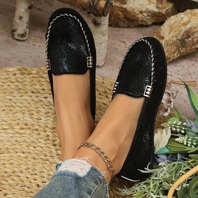 大码舒适柔软平底鳄鱼纹套脚乐福鞋，适合日常、通勤、休闲、度假等多种场合，轻便易穿，金属搭扣装饰，手工花瓣饰边，纯色，经典黑色蛇纹女士莫卡辛鞋