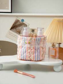 一款大容量花卉绗缝收纳篮，饰有蕾丝花边。多功能收纳篮，可存放化妆品、珠宝、数据线、文件、笔、杂物和硬币。适用于家居、浴室、客厅和卧室。是春夏度假、伴娘礼物、返校礼物以及送给女性朋友的理想之选。 - 彩色 - 查看 6